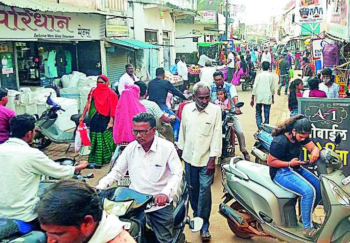 Crowds thronged the district to buy Diwali literature | दिवाळीच्या साहित्य खरेदीसाठी जिल्हाभरात उसळली गर्दी Crowds thronged the district to buy Diwali literature | दिवाळीच्या साहित्य खरेदीसाठी जिल्हाभरात उसळली गर्दी