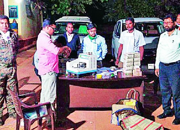 2.20 crore from Telangana seized | तेलंगणातून आलेले २.२० कोटी पकडले 2.20 crore from Telangana seized | तेलंगणातून आलेले २.२० कोटी पकडले