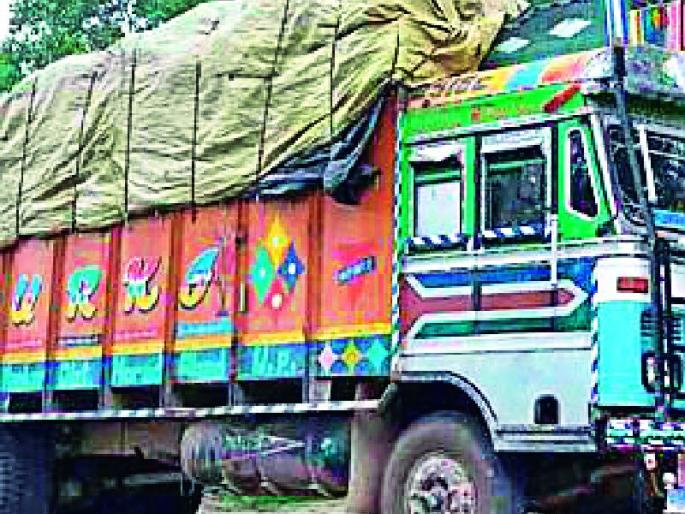Police Adva Tendu Truck | पोलिसांनी अडविला तेंदू ट्रक