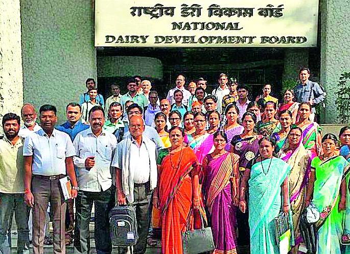 Gadchiroli farmers took charge of Gujarat's White Revolution | गडचिरोलीच्या शेतकऱ्यांनी घेतली गुजरातच्या श्वेतक्रांतीची माहिती Gadchiroli farmers took charge of Gujarat's White Revolution | गडचिरोलीच्या शेतकऱ्यांनी घेतली गुजरातच्या श्वेतक्रांतीची माहिती