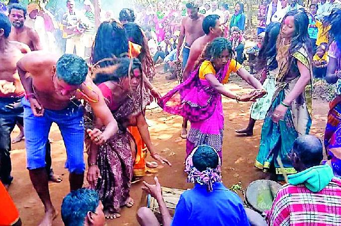 In the deserted forest for the Babauli Yatra | बाबलाई यात्रेसाठी बेजूरच्या जंगलात गर्दी