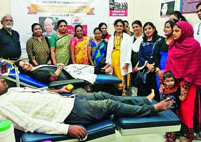 Many spontaneous donation | अनेकांचे स्वयंस्फूर्त रक्तदान Many spontaneous donation | अनेकांचे स्वयंस्फूर्त रक्तदान