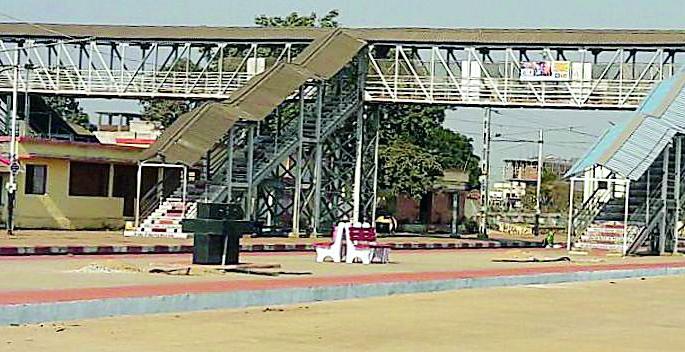 Sesaholapatha due to flyover | उड्डाणपुलाअभावी ससेहोलपट Sesaholapatha due to flyover | उड्डाणपुलाअभावी ससेहोलपट