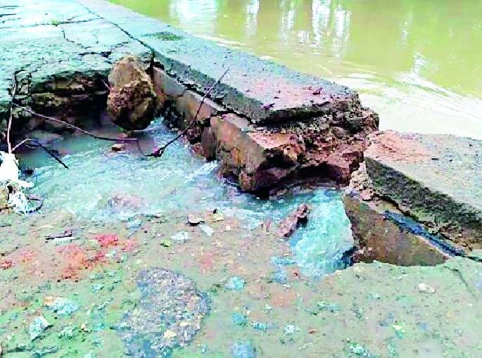 The bridge over the Dummi river collapsed | डुम्मी नाल्यावरील पुलाला पडले भगदाड The bridge over the Dummi river collapsed | डुम्मी नाल्यावरील पुलाला पडले भगदाड