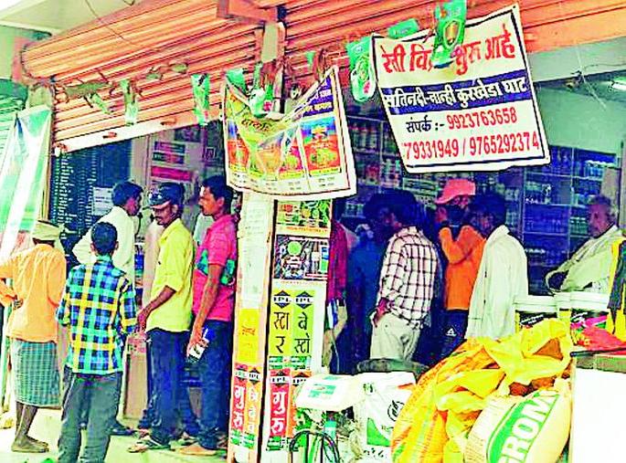 Attempts by traders to create an artificial shortage of urea | व्यापाऱ्यांकडून युरियाचा कृत्रिम तुटवडा निर्माण करण्याचा प्रयत्न Attempts by traders to create an artificial shortage of urea | व्यापाऱ्यांकडून युरियाचा कृत्रिम तुटवडा निर्माण करण्याचा प्रयत्न