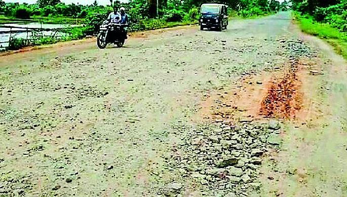 National highway connecting the three states is paved | तीन राज्यांना जोडणारा राष्ट्रीय महामार्ग खड्डेमय