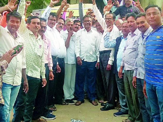 Holi of circular by staff | कर्मचाऱ्यांनी केली परिपत्रकाची होळी Holi of circular by staff | कर्मचाऱ्यांनी केली परिपत्रकाची होळी