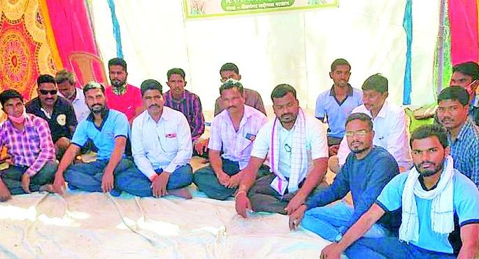 Dam agitation for iron fences on Waingange bridge | वैनगंगेच्या पुलावरील लोखंडी कठड्यांसाठी धरणे आंदोलन Dam agitation for iron fences on Waingange bridge | वैनगंगेच्या पुलावरील लोखंडी कठड्यांसाठी धरणे आंदोलन