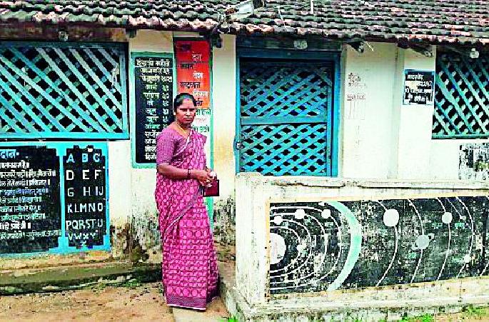 Teacher turns off by closing the school | शाळा बंद करून शिक्षक पसार Teacher turns off by closing the school | शाळा बंद करून शिक्षक पसार