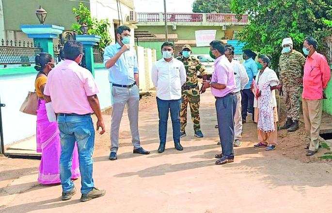 The administration looked at the door of the citizens to keep Kareena | काेराेनाला राेखण्यासाठी प्रशासन पाेहाेचले नागरिकांच्या दारात The administration looked at the door of the citizens to keep Kareena | काेराेनाला राेखण्यासाठी प्रशासन पाेहाेचले नागरिकांच्या दारात