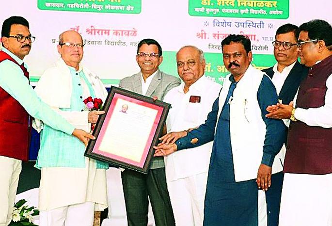Don't be a job seeker but a job giver! | रोजगार शोधणारे नव्हे तर रोजगार देणारे हात व्हावे! Don't be a job seeker but a job giver! | रोजगार शोधणारे नव्हे तर रोजगार देणारे हात व्हावे!