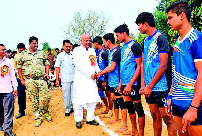 Your duty to promote adult kabaddi players | प्रौढ कबड्डी स्पर्धेतील खेळाडूंना प्रोत्साहन देणे आपले कर्तव्य Your duty to promote adult kabaddi players | प्रौढ कबड्डी स्पर्धेतील खेळाडूंना प्रोत्साहन देणे आपले कर्तव्य