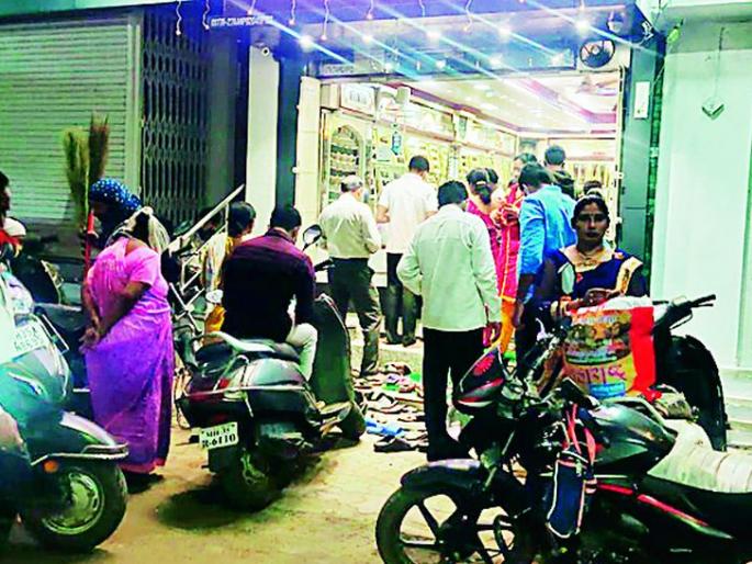 On the occasion of Dhantrayodashi, the market was crowded with customers | धनत्रयोदशीनिमित्त बाजारपेठ ग्राहकांच्या गर्दीने फुलली On the occasion of Dhantrayodashi, the market was crowded with customers | धनत्रयोदशीनिमित्त बाजारपेठ ग्राहकांच्या गर्दीने फुलली