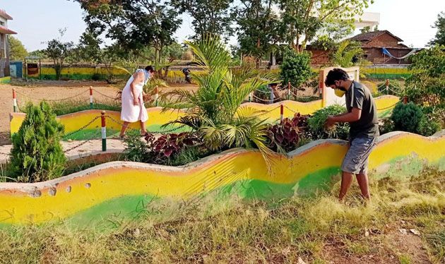 In Gondia district, the youth went to school during the quarantine period | गोंदिया जिल्ह्यात क्वारंटाईन काळात युवकांनी शाळा केली चकाचक In Gondia district, the youth went to school during the quarantine period | गोंदिया जिल्ह्यात क्वारंटाईन काळात युवकांनी शाळा केली चकाचक