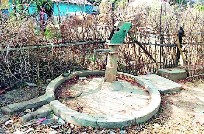 Water scarcity in taluka with Sonpuri area | सोनपुरी परिसरासह तालुक्यात पाणी टंचाई Water scarcity in taluka with Sonpuri area | सोनपुरी परिसरासह तालुक्यात पाणी टंचाई