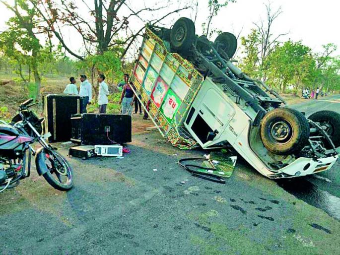 Pickup vehicle reversed 1 critical 2 injured | पिक वाहन उलटून १ गंभीर २ जखमी Pickup vehicle reversed 1 critical 2 injured | पिक वाहन उलटून १ गंभीर २ जखमी