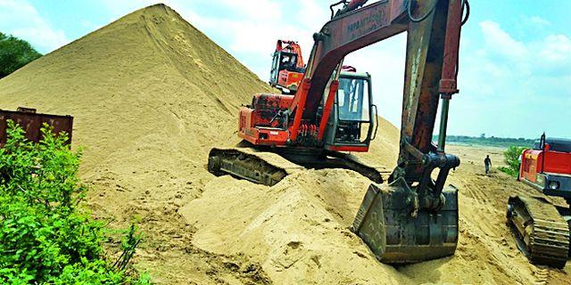 The sand mafia administration's dust in the eyes | रेती माफियांची प्रशासनाच्या डोळ्यात धूळफेक The sand mafia administration's dust in the eyes | रेती माफियांची प्रशासनाच्या डोळ्यात धूळफेक