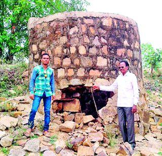 In the lake of the Yermada lake | येरमडाच्या तलावाचे गेट भग्नावस्थेत In the lake of the Yermada lake | येरमडाच्या तलावाचे गेट भग्नावस्थेत