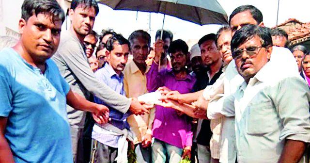 They give 'to' the family of the deceased three thousand rupees | मृताच्या कुटुंबीयांना ‘ते’ देतात तीन हजार रूपये They give 'to' the family of the deceased three thousand rupees | मृताच्या कुटुंबीयांना ‘ते’ देतात तीन हजार रूपये