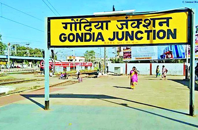 Now the name of the railway station in the local language | आता रेल्वस्थानकाचे नाव स्थानिक भाषेत Now the name of the railway station in the local language | आता रेल्वस्थानकाचे नाव स्थानिक भाषेत