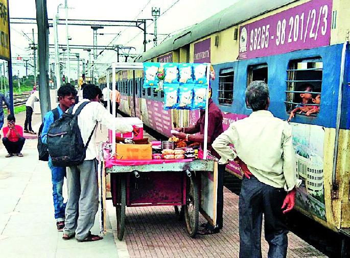 Plunder the eyes of the customers at the station | स्थानकावर ग्राहकांची डोळ्यादेखत लूट Plunder the eyes of the customers at the station | स्थानकावर ग्राहकांची डोळ्यादेखत लूट
