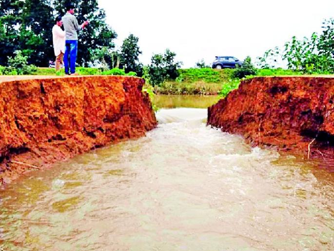 Itihad dam dam canal | इटियाडोह धरणाचा कालवा फुटला Itihad dam dam canal | इटियाडोह धरणाचा कालवा फुटला