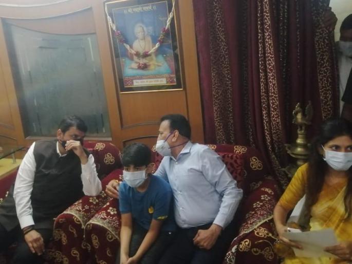 Fadnavis in Khadse's Kothali, while Khadse in Mumbai | फडणवीस खडसेंच्या कोथळीत, तर खडसे मुंबईत Fadnavis in Khadse's Kothali, while Khadse in Mumbai | फडणवीस खडसेंच्या कोथळीत, तर खडसे मुंबईत