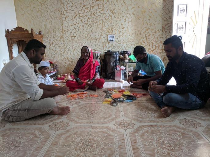 Masks distributed by the old lady from the money collected for Wari | वारीसाठी जमविलेल्या पैशातून वृध्दआजीने वितरीत केले मास्क Masks distributed by the old lady from the money collected for Wari | वारीसाठी जमविलेल्या पैशातून वृध्दआजीने वितरीत केले मास्क