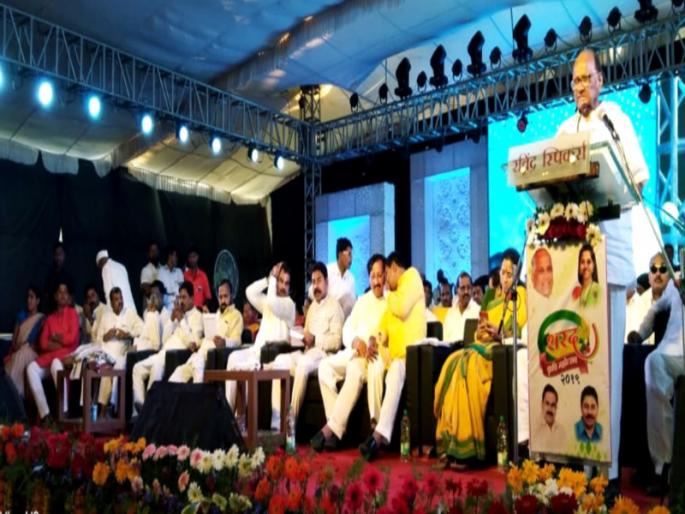 Sharad Pawar take ukhana at indapur | ' नावात आहे बिशाद, प्रतिभा माझ्या खिशात' शरद पवारांच्या या उखाण्याने हास्याचे कारंजे Sharad Pawar take ukhana at indapur | ' नावात आहे बिशाद, प्रतिभा माझ्या खिशात' शरद पवारांच्या या उखाण्याने हास्याचे कारंजे