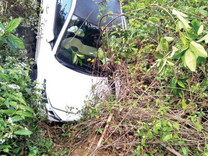 Tourists from Chhattisgarh collide with car in Wafoli | वाफोलीत कार कोसळून अपघात, छत्तीसगडमधील पर्यटक Tourists from Chhattisgarh collide with car in Wafoli | वाफोलीत कार कोसळून अपघात, छत्तीसगडमधील पर्यटक