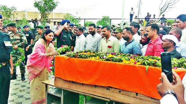 Funeral funeral of young Yogesh Lunde | जवान योगेश लांडगे यांच्या पार्थिवावर अंत्यसंस्कार Funeral funeral of young Yogesh Lunde | जवान योगेश लांडगे यांच्या पार्थिवावर अंत्यसंस्कार