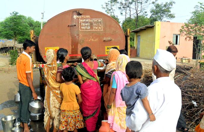 Water supply through 635 tankers in Jalna district | जालना जिल्ह्यात ६३५ टँकरद्वारे पाणीपुरवठा Water supply through 635 tankers in Jalna district | जालना जिल्ह्यात ६३५ टँकरद्वारे पाणीपुरवठा