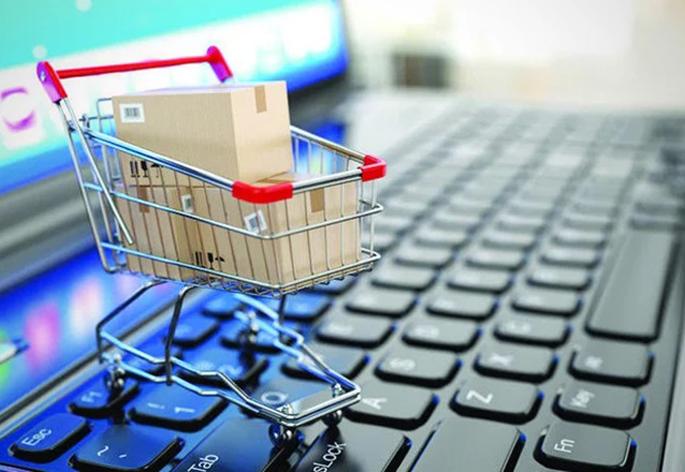 Local businesses are in trouble due to the increase in online shopping | आॅनलाईन खरेदी वाढल्यामुळे स्थानिक व्यावसायिक अडचणीत Local businesses are in trouble due to the increase in online shopping | आॅनलाईन खरेदी वाढल्यामुळे स्थानिक व्यावसायिक अडचणीत