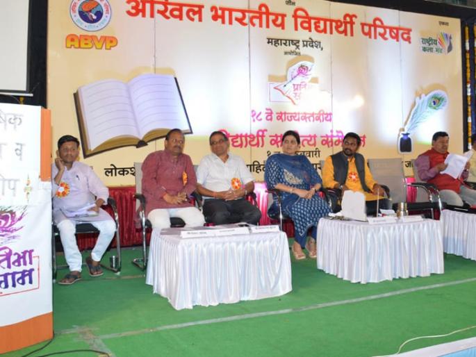 Innovative writers should do their own quizzes | नवोदित लेखकांनी स्वत:शी प्रश्नोत्तरे करावीत Innovative writers should do their own quizzes | नवोदित लेखकांनी स्वत:शी प्रश्नोत्तरे करावीत