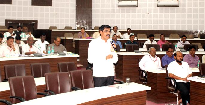 Discussion on drought in ZP Meeting | दुष्काळाच्या मुद्यावरून गाजली जि.प. सभा Discussion on drought in ZP Meeting | दुष्काळाच्या मुद्यावरून गाजली जि.प. सभा