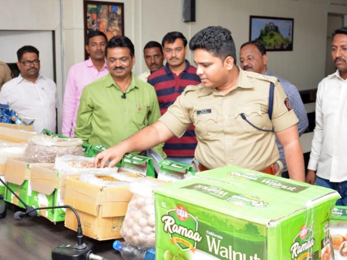 Theft of dry fruits by two minors | दोन अल्पवयीनांकडून चोरीचा सुका मेवा जप्त Theft of dry fruits by two minors | दोन अल्पवयीनांकडून चोरीचा सुका मेवा जप्त