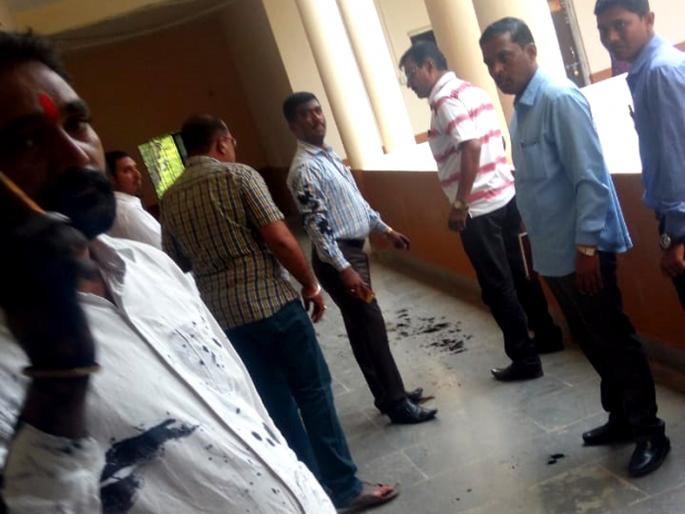 Corporator Vs. CO, dispute in police station | मुख्याधिकाऱ्यांना फासले काळे Corporator Vs. CO, dispute in police station | मुख्याधिकाऱ्यांना फासले काळे
