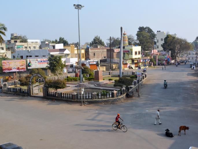 Cracked off; protest everywhere | कडकडीत बंद; ठिकठिकाणी दगडफेक Cracked off; protest everywhere | कडकडीत बंद; ठिकठिकाणी दगडफेक