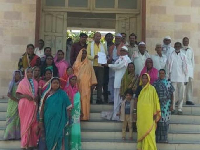 Front of women in Tehsil for water and other demands ... | पाण्यासह व इतर मागण्यासाठी महिलांचा तहसीलवर मोर्चा... Front of women in Tehsil for water and other demands ... | पाण्यासह व इतर मागण्यासाठी महिलांचा तहसीलवर मोर्चा...