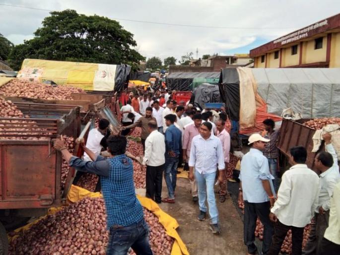 Onion prices fall in Pimpalner sub-market committee, farmers say | पिंपळनेर उपबाजार समितीत कांद्याचे भाव घसरले, शेतकरी हवालदील Onion prices fall in Pimpalner sub-market committee, farmers say | पिंपळनेर उपबाजार समितीत कांद्याचे भाव घसरले, शेतकरी हवालदील