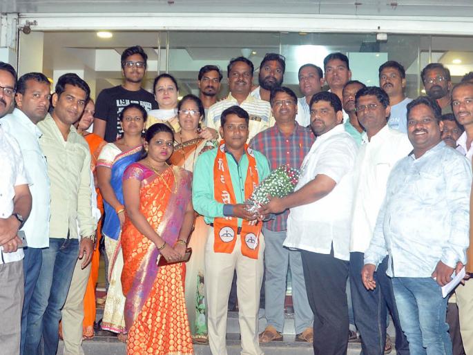Pravin Sawant of BJP's former City President of Kankavli, Shiv Sena admission | कणकवली येथील भाजपचे माजी शहराध्यक्ष प्रवीण सावंत यांचा शिवसेनेत प्रवेश Pravin Sawant of BJP's former City President of Kankavli, Shiv Sena admission | कणकवली येथील भाजपचे माजी शहराध्यक्ष प्रवीण सावंत यांचा शिवसेनेत प्रवेश