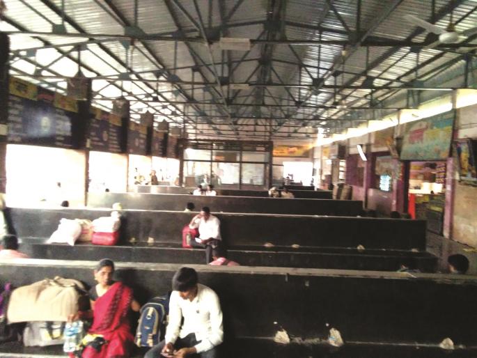 Khamgaon bus station becomes a house of problems | खामगाव बसस्थानक बनले असुविधांचे माहेरघर! Khamgaon bus station becomes a house of problems | खामगाव बसस्थानक बनले असुविधांचे माहेरघर!