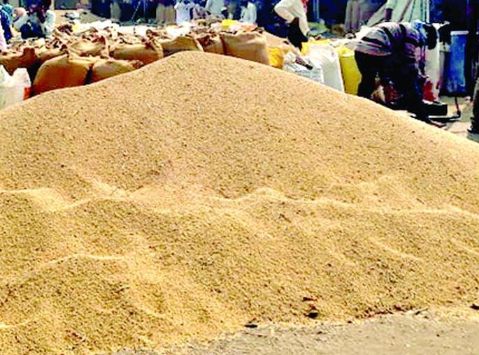 Soybean price difference of Rs.500 in Washim district market committees | वाशिम जिल्ह्यातील बाजार समित्यांत सोयाबीनच्या दरात ५०० रुपये तफावत Soybean price difference of Rs.500 in Washim district market committees | वाशिम जिल्ह्यातील बाजार समित्यांत सोयाबीनच्या दरात ५०० रुपये तफावत