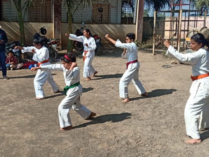 'Ready to Speak' program for students at Konkangaon School | कोकणगाव शाळेत विद्यार्थिंनींसाठी ‘स्वरक्षणासाठी होऊ सज्ज’ उपक्रम 'Ready to Speak' program for students at Konkangaon School | कोकणगाव शाळेत विद्यार्थिंनींसाठी ‘स्वरक्षणासाठी होऊ सज्ज’ उपक्रम