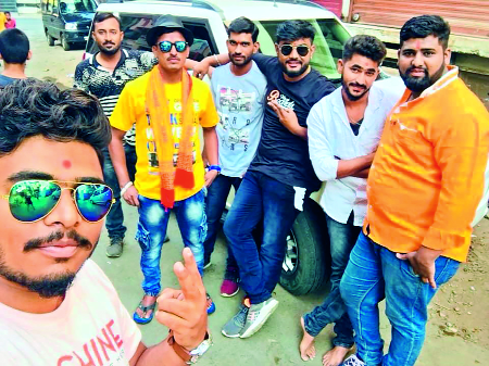 Belgaum car collides with truck; Aurangabad's seven young people killed | बेळगाव येथे कारची ट्रकला धडक; औरंगाबादचे सात तरुण ठार Belgaum car collides with truck; Aurangabad's seven young people killed | बेळगाव येथे कारची ट्रकला धडक; औरंगाबादचे सात तरुण ठार