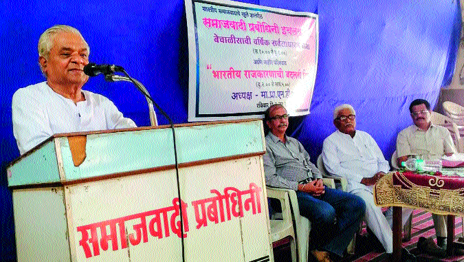 Political format changed due to the number of middle class: Ashok Chausalkar | मध्यमवर्गाच्या संख्येमुळे राजकीय प्रारूप बदलले : अशोक चौसाळकर Political format changed due to the number of middle class: Ashok Chausalkar | मध्यमवर्गाच्या संख्येमुळे राजकीय प्रारूप बदलले : अशोक चौसाळकर