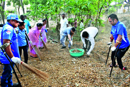 Roads in the cleanliness movement, playgrounds pulsation | स्वच्छता चळवळीतून रस्ते, मैदाने चकाचक Roads in the cleanliness movement, playgrounds pulsation | स्वच्छता चळवळीतून रस्ते, मैदाने चकाचक