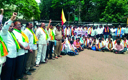 Continuous on a separate state; Conflicting Declaration of Kannada Vedika and North Karnataka Development Vedici | अखंड की वेगळं राज्य यावरून मतांतरे; कन्नड वेदिका व उत्तर कर्नाटक विकास वेदिकेची परस्परविरोधी घोषणाबाजी