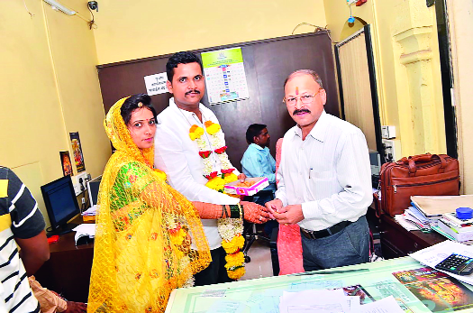 The wonderful work of the family of the Koharoor clan | करनूरच्या कुंभार कुटुंबीयांचा कौतुकास्पद पायंडा The wonderful work of the family of the Koharoor clan | करनूरच्या कुंभार कुटुंबीयांचा कौतुकास्पद पायंडा