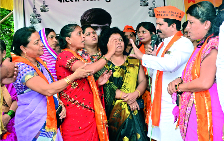 Sujit Minnekar Dharev from women | महिलांकडून सुजित मिणचेकर धारेवर Sujit Minnekar Dharev from women | महिलांकडून सुजित मिणचेकर धारेवर